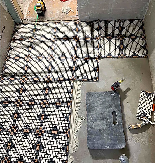 Installing a mosaic mat on site